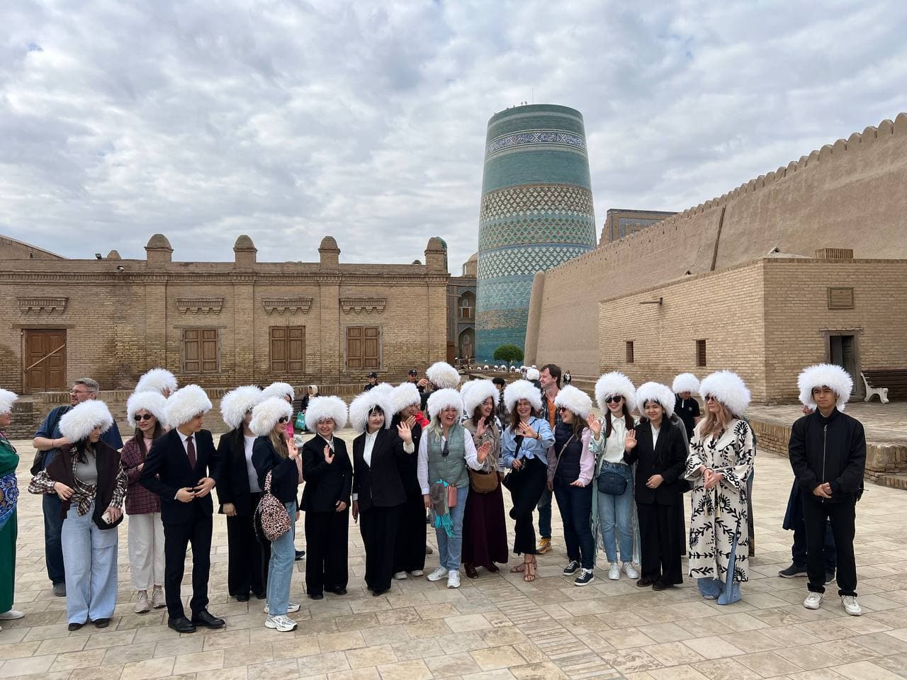 В Ичан-Кале проходит международный фестиваль «Хорезмская чогирма и флешмоб»