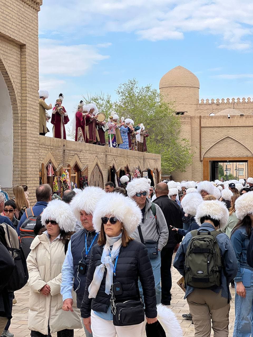 В Ичан-Кале проходит международный фестиваль «Хорезмская чогирма и флешмоб»