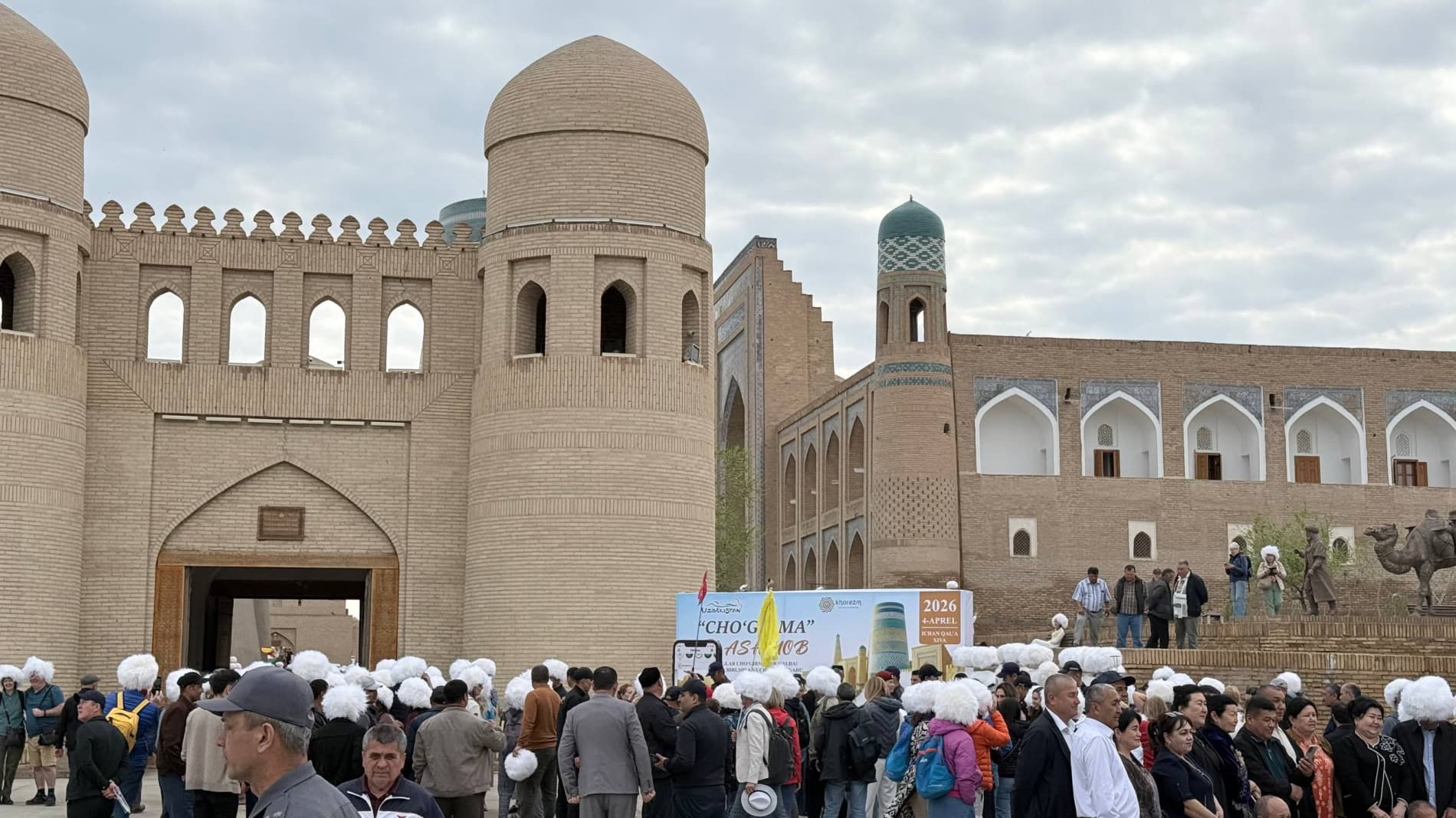 В Ичан-Кале проходит международный фестиваль «Хорезмская чогирма и флешмоб»