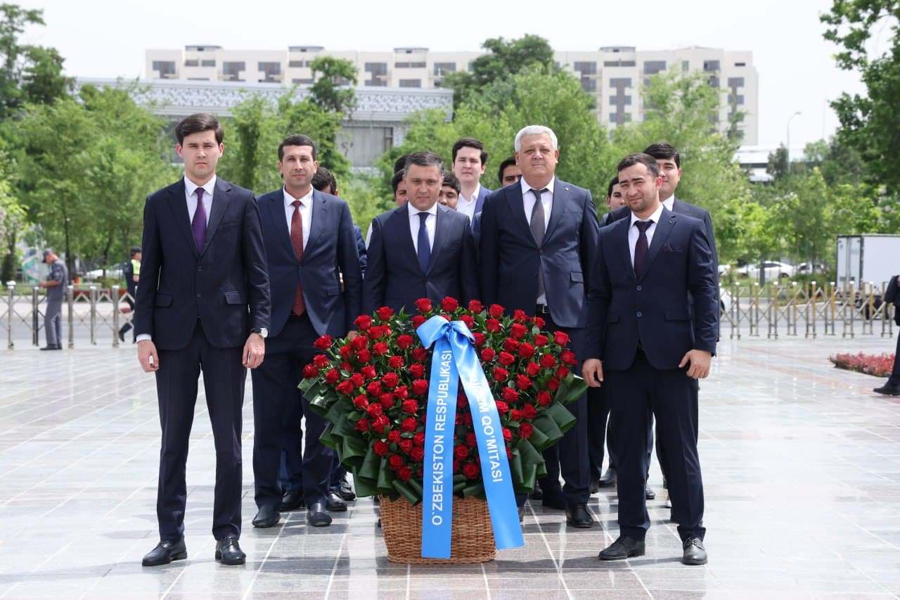 Employees of the Tourism Committee laid flowers at the “Ode to Fortitude” monument in Victory Park