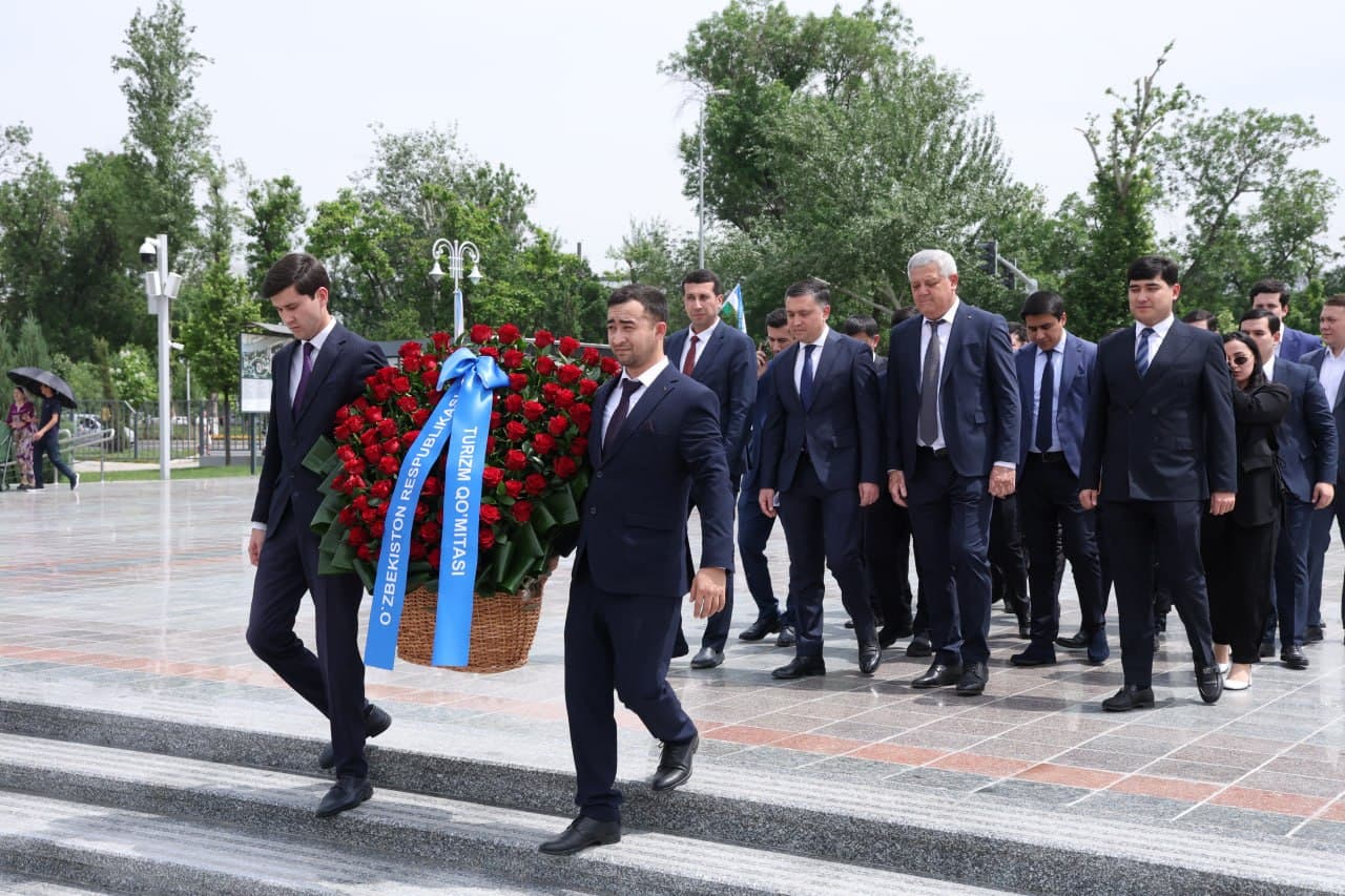 Employees of the Tourism Committee laid flowers at the “Ode to Fortitude” monument in Victory Park