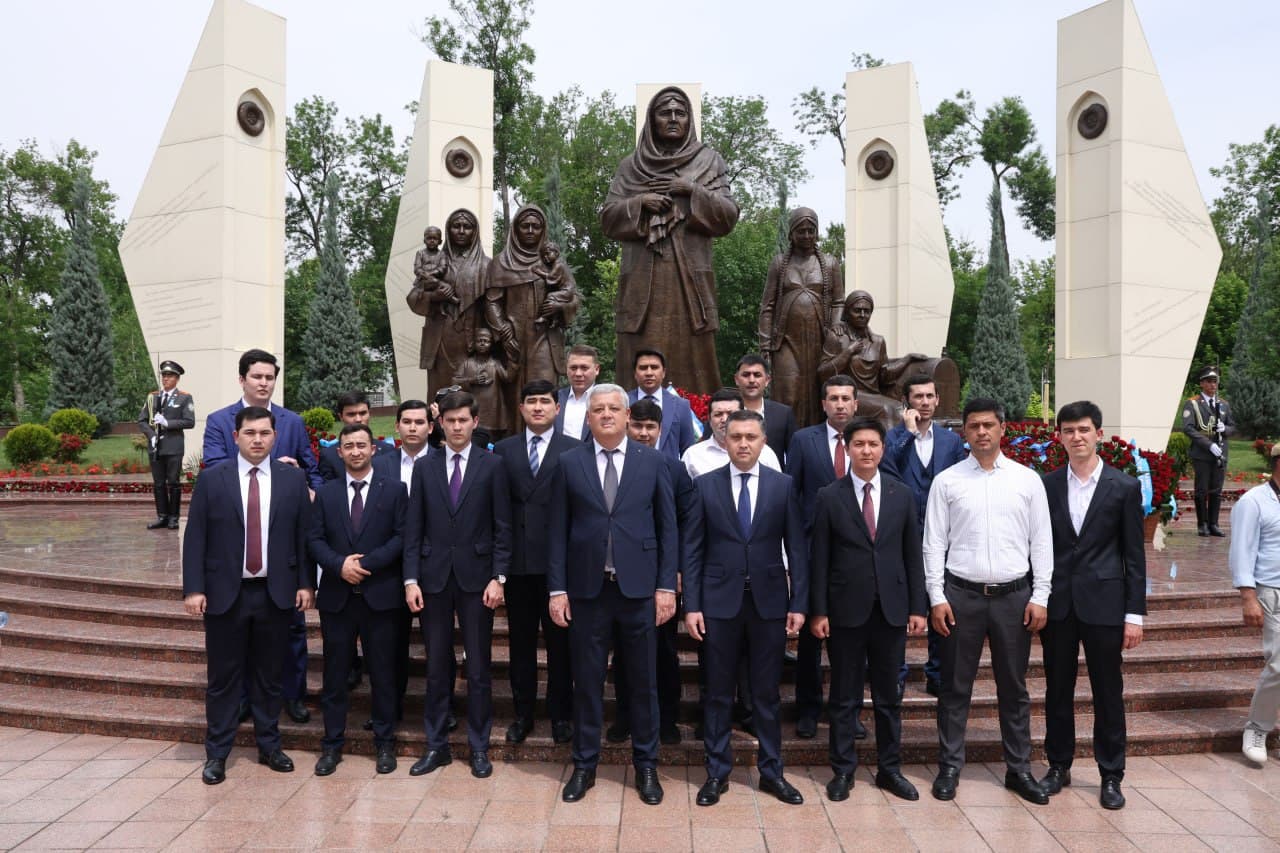 Employees of the Tourism Committee laid flowers at the “Ode to Fortitude” monument in Victory Park