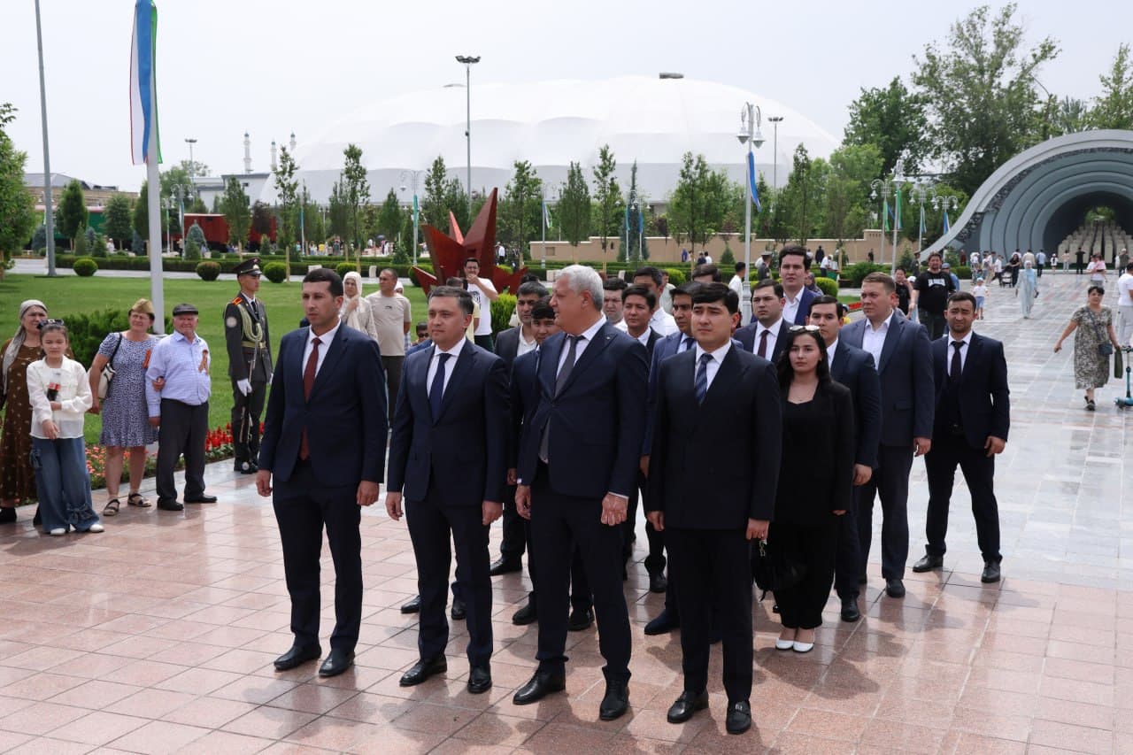Employees of the Tourism Committee laid flowers at the “Ode to Fortitude” monument in Victory Park