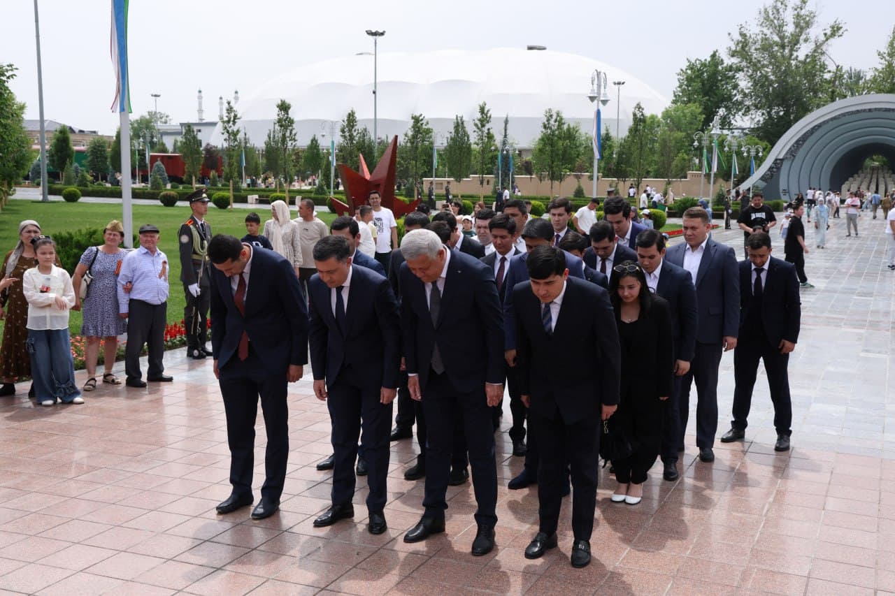 Employees of the Tourism Committee laid flowers at the “Ode to Fortitude” monument in Victory Park