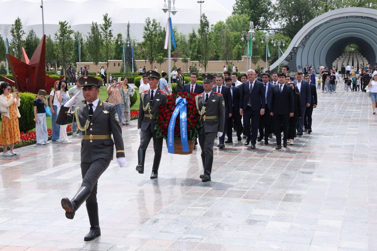 Employees of the Tourism Committee laid flowers at the “Ode to Fortitude” monument in Victory Park