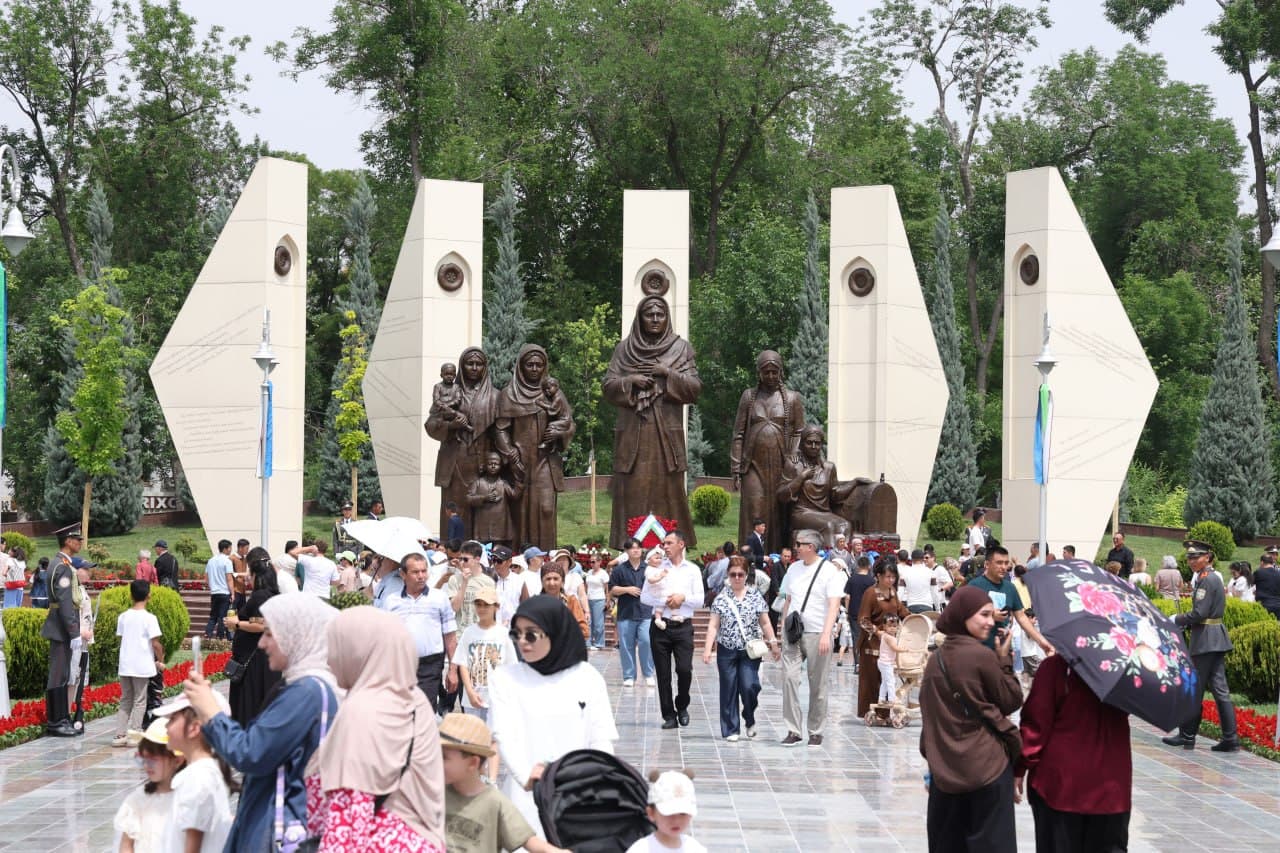 Employees of the Tourism Committee laid flowers at the “Ode to Fortitude” monument in Victory Park