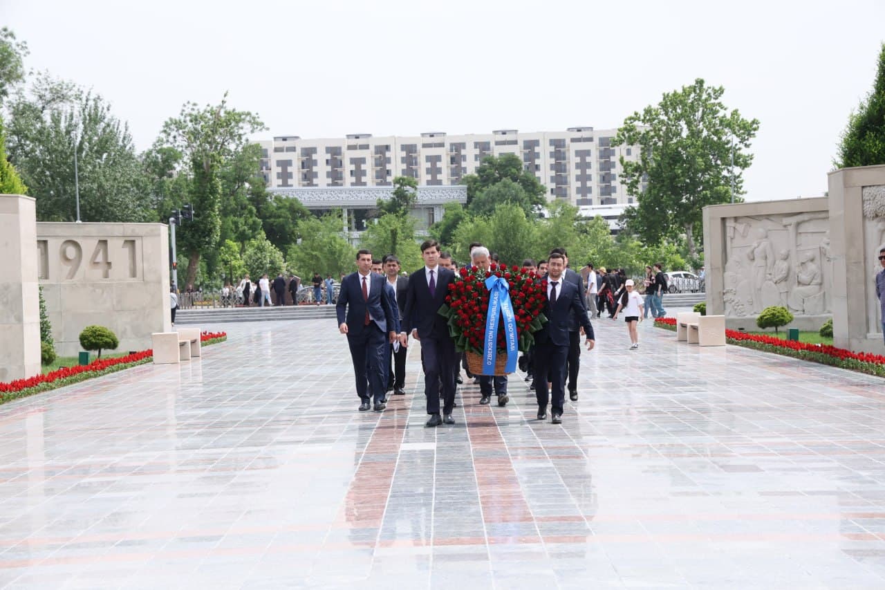 Employees of the Tourism Committee laid flowers at the “Ode to Fortitude” monument in Victory Park