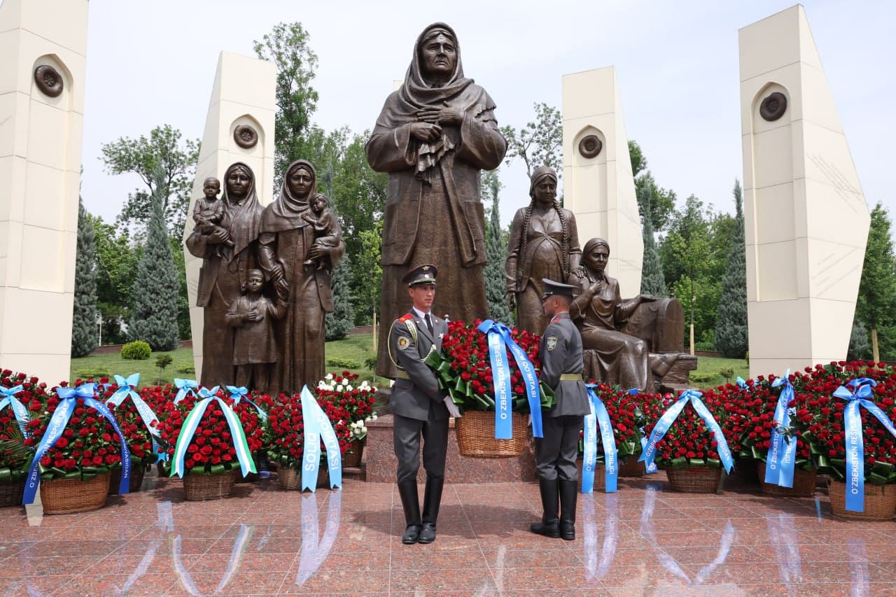 Employees of the Tourism Committee laid flowers at the “Ode to Fortitude” monument in Victory Park