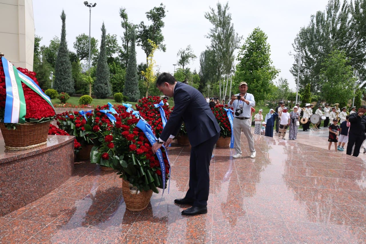 Employees of the Tourism Committee laid flowers at the “Ode to Fortitude” monument in Victory Park