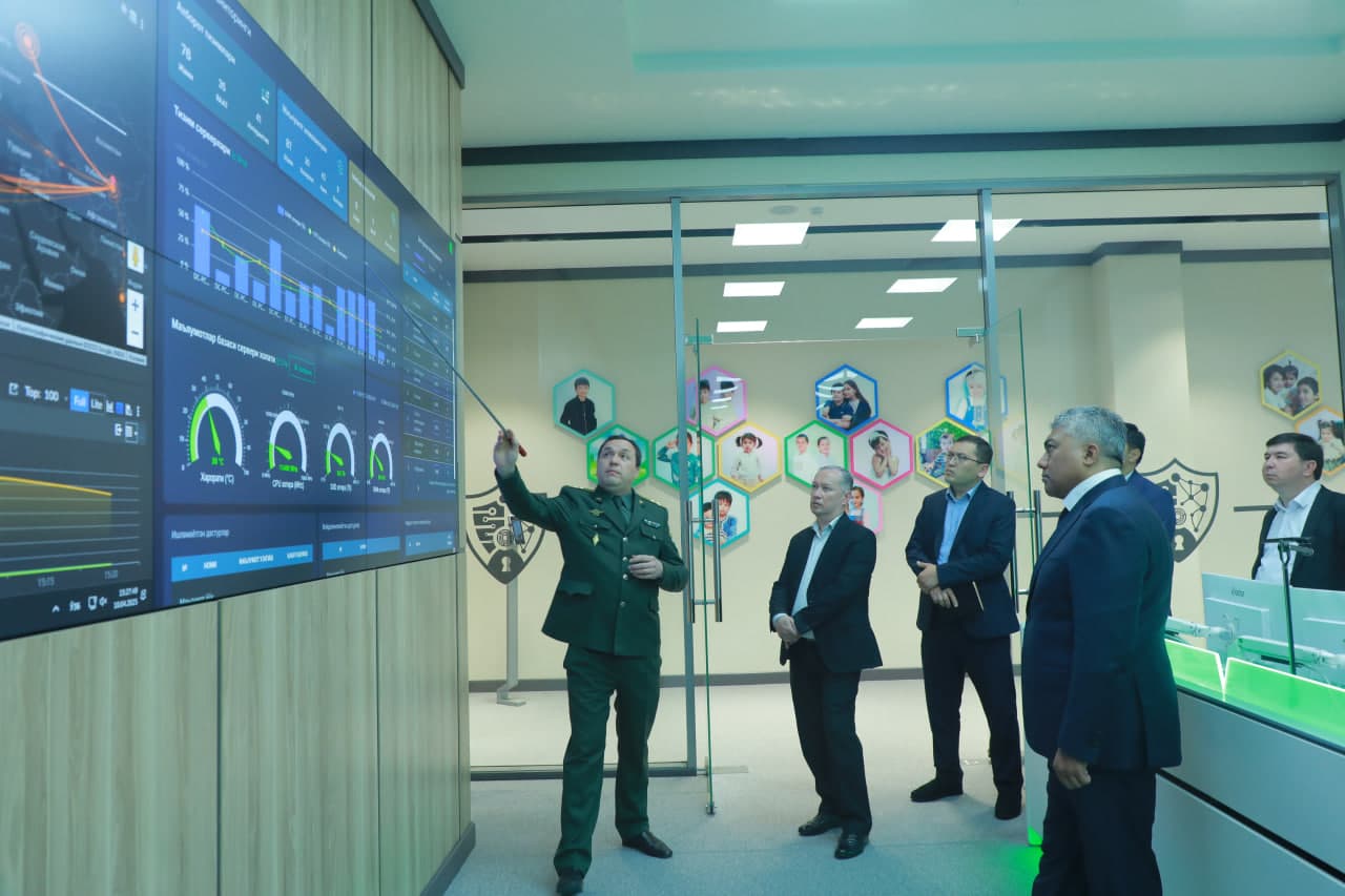 “O‘zkomnazorat” Inspeksiyasi rahbariyati Davlat bojxona qo‘mitasida bo‘lib, raqamlashtirish yo‘nalishida amalga oshirilayotgan ishlar bilan yaqindan tanishdi