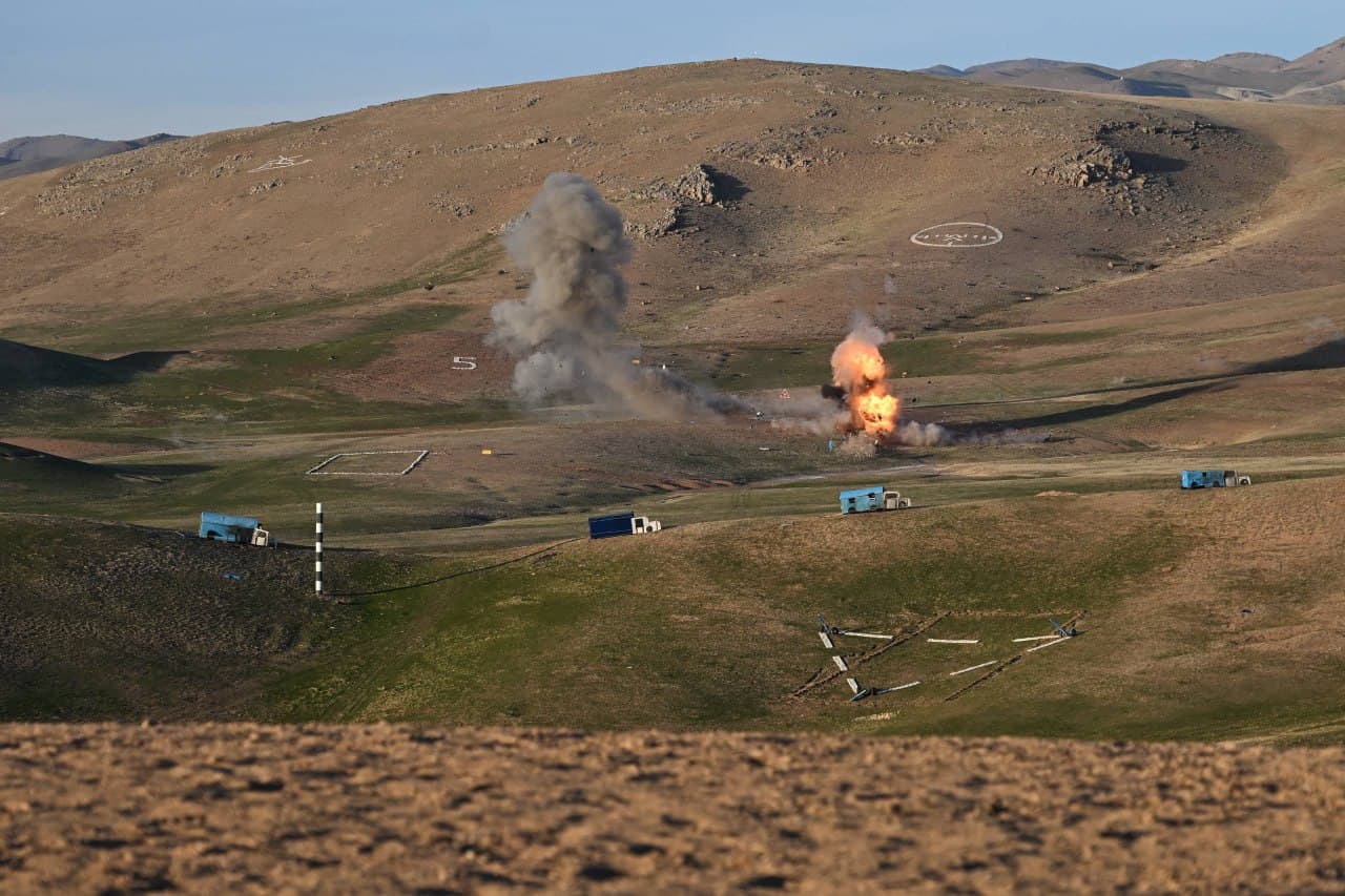 President Shavkat Mirziyoyev reviews the process of comprehensive military trainings of the Ministry of Defense