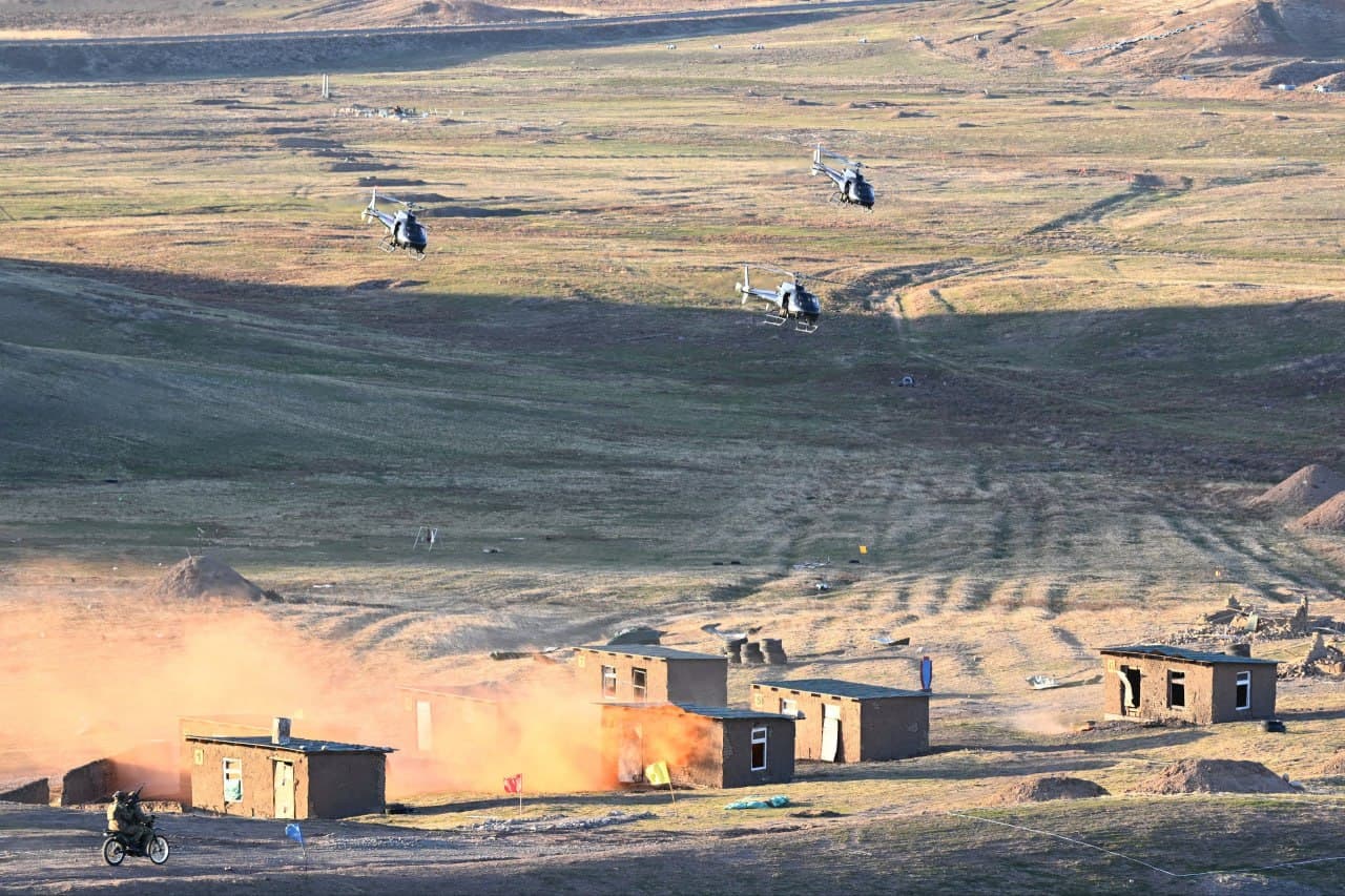 President Shavkat Mirziyoyev reviews the process of comprehensive military trainings of the Ministry of Defense