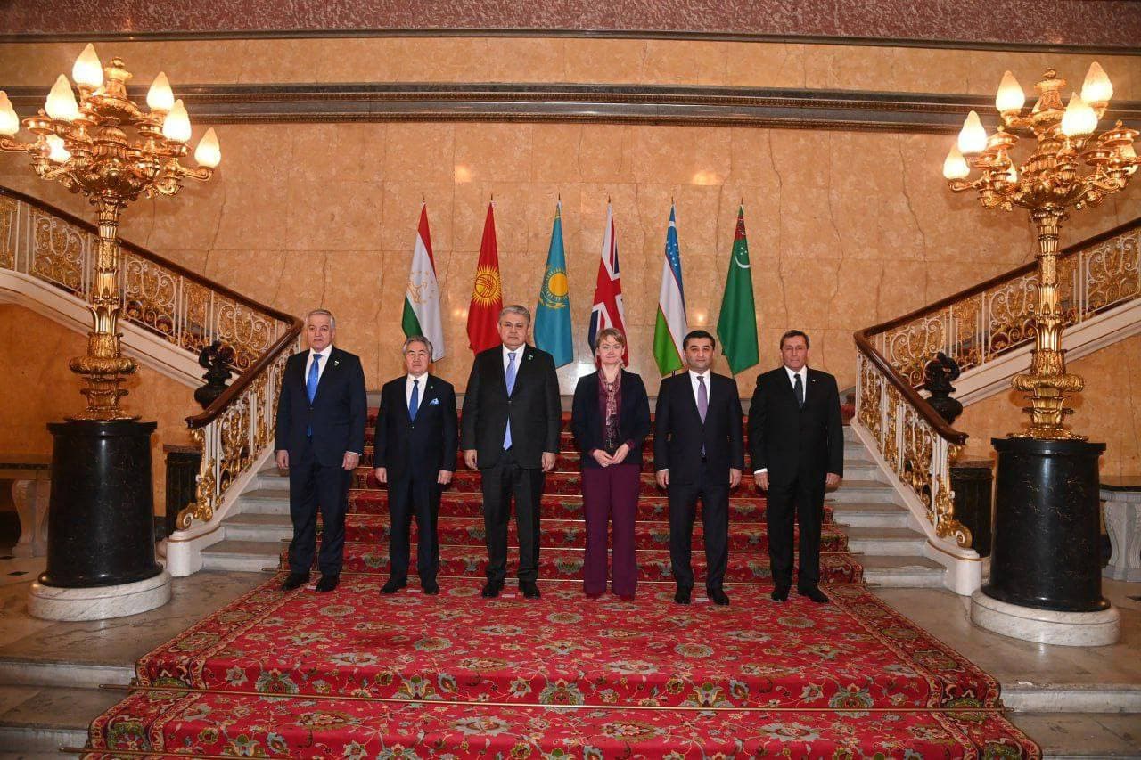 Foreign Minister had several meetings in London