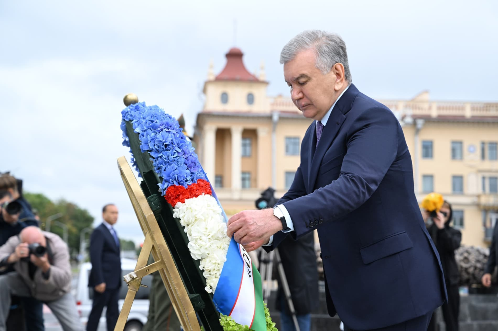 Oʻzbekiston Prezidenti Gʻalaba monumenti poyiga gulchambar qoʻydi