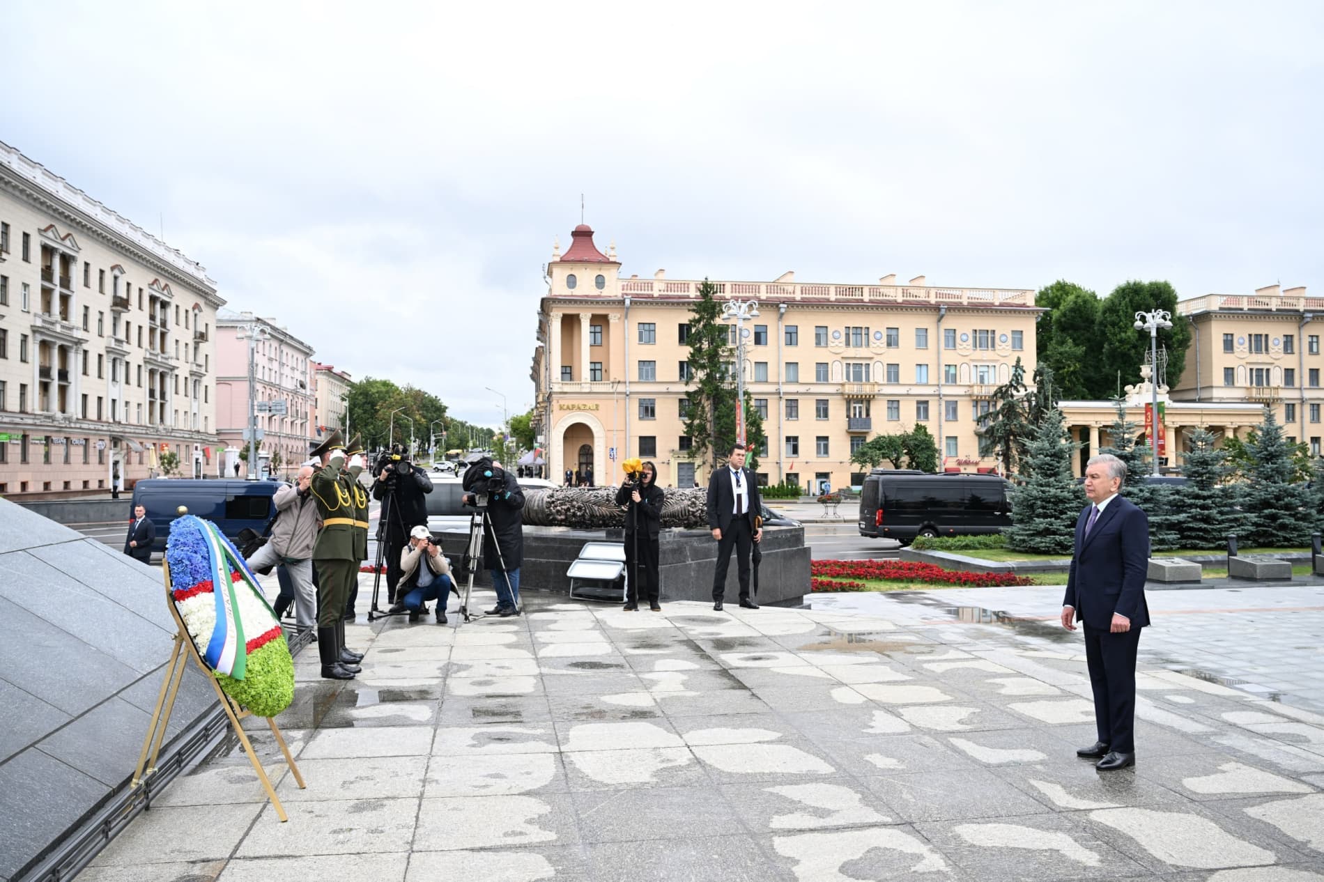 Oʻzbekiston Prezidenti Gʻalaba monumenti poyiga gulchambar qoʻydi