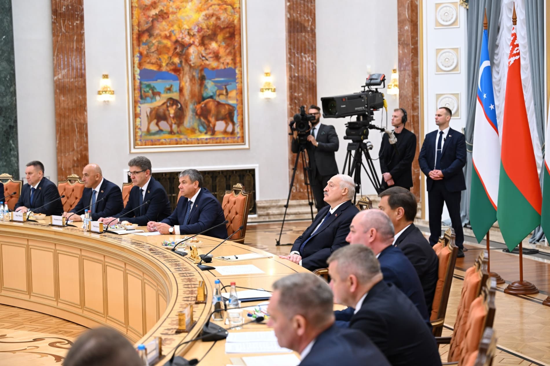 Oʻzbekiston va Belarus yetakchilari koʻp qirrali hamkorlikni yanada rivojlantirishga intilishlarini taʼkidladilar