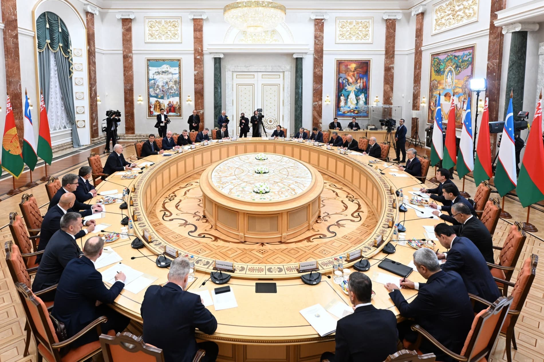 Oʻzbekiston va Belarus yetakchilari koʻp qirrali hamkorlikni yanada rivojlantirishga intilishlarini taʼkidladilar