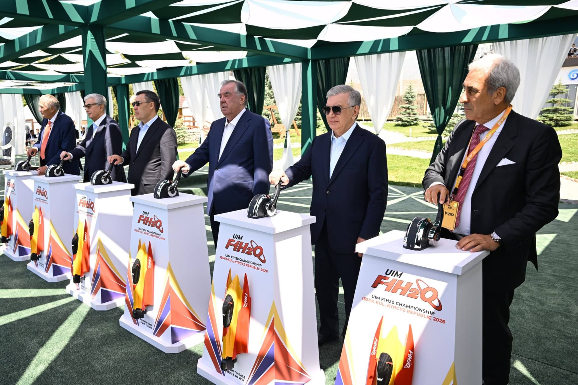 Prezidentimiz suv-motor sporti bo‘yicha chempionatning ochilishida ishtirok etdi