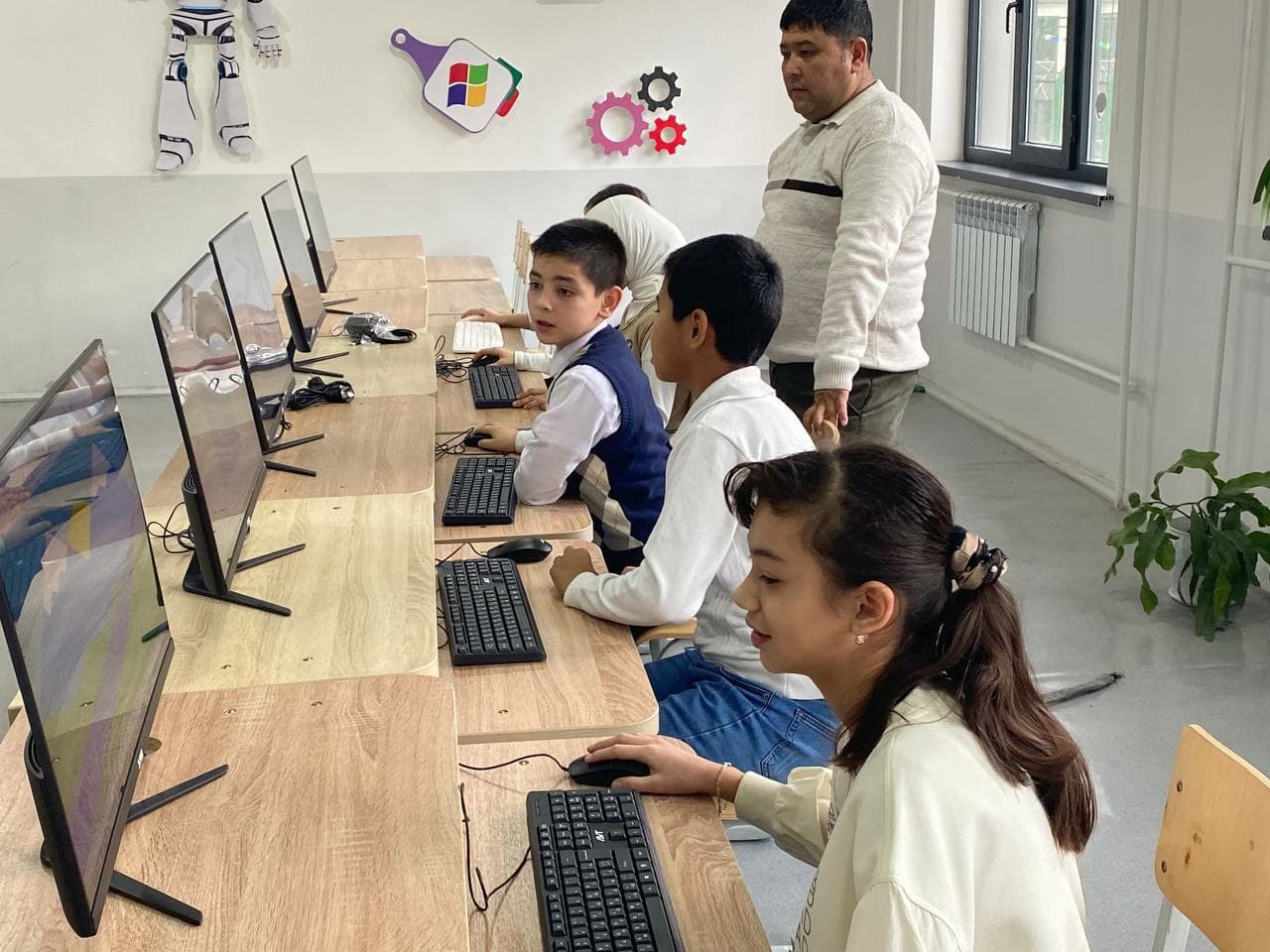 “Mening maktabim” loyihasi g‘oliblariga jihozlar yetkazilmoqda!