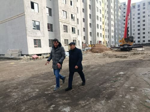 Қўқон шаҳар ҳокими Янги Ўзбекистон массивида олиб борилаётган қурилиш ишлари билан танишди