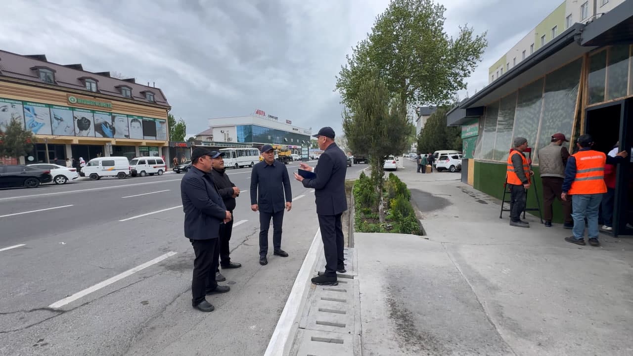 В Коканде ведутся работы по демонтажу самовольно установленных сооружений, противоречащих требованиям градостроительства