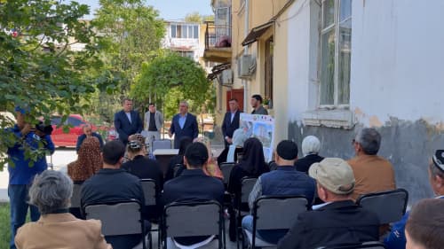 Qo‘qon shahar hokimi Amir Temur ko‘chasida renovatsiya dasturiga tushgan ko‘p qavatli uylarda istiqomat qilayotgan fuqarolar bilan muloqot qildi