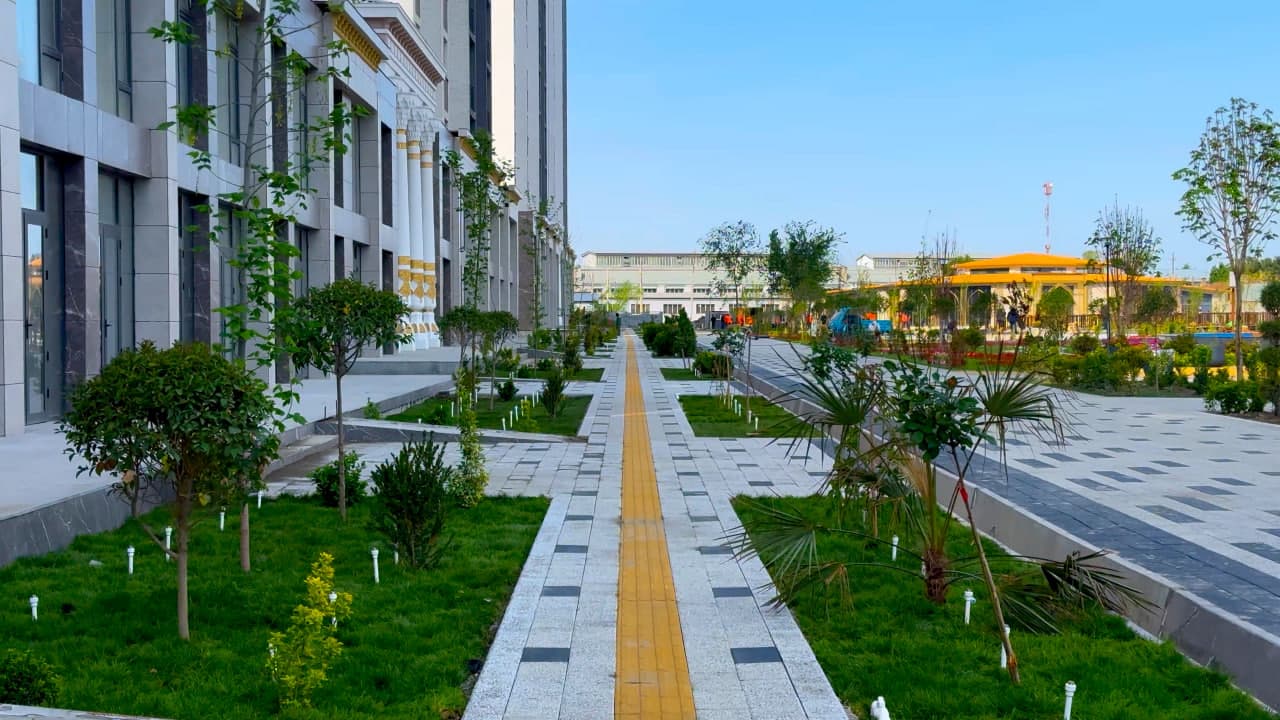 In Kokand’s “New Uzbekistan” residential area, landscaping and greening works are underway.