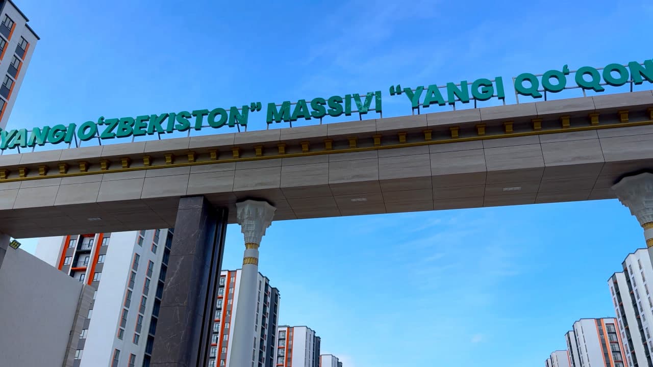 In Kokand’s “New Uzbekistan” residential area, landscaping and greening works are underway.