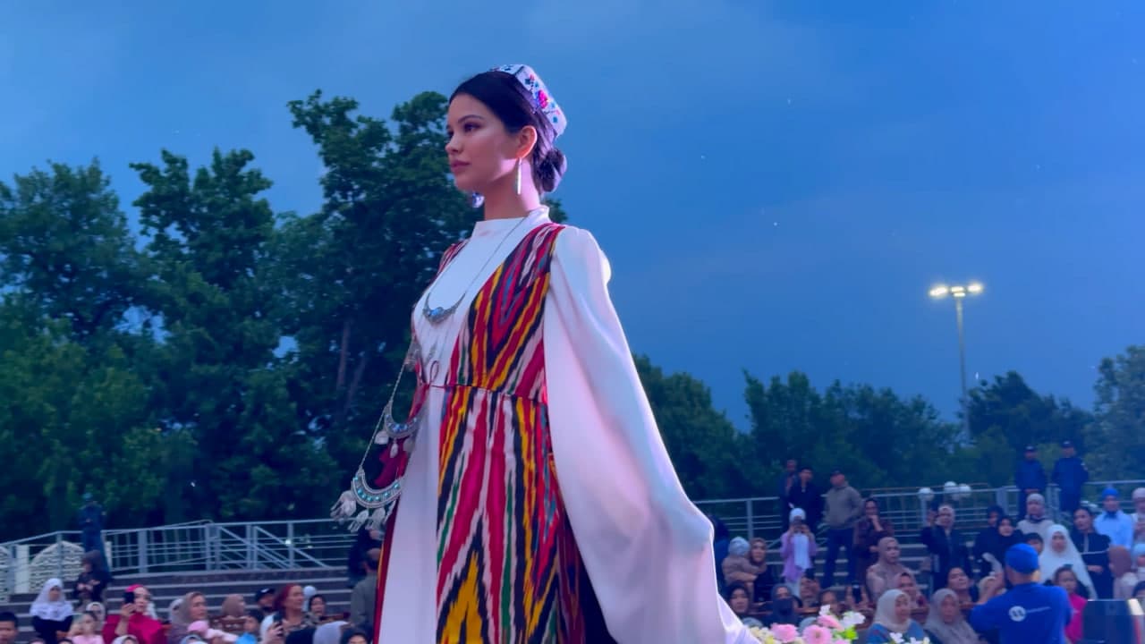 В Коканде состоялся показ мод национальной женской одежды.