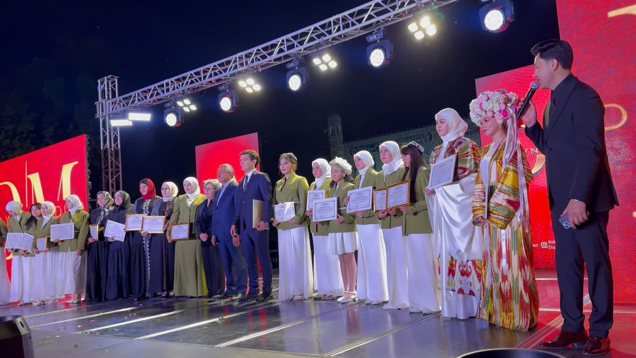 В Коканде состоялся показ мод национальной женской одежды.