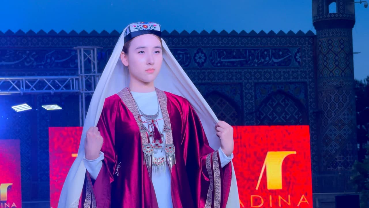 В Коканде состоялся показ мод национальной женской одежды.