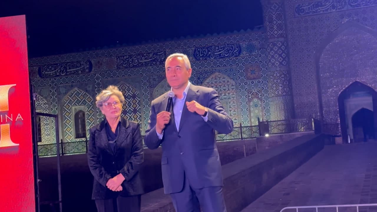 В Коканде состоялся показ мод национальной женской одежды.