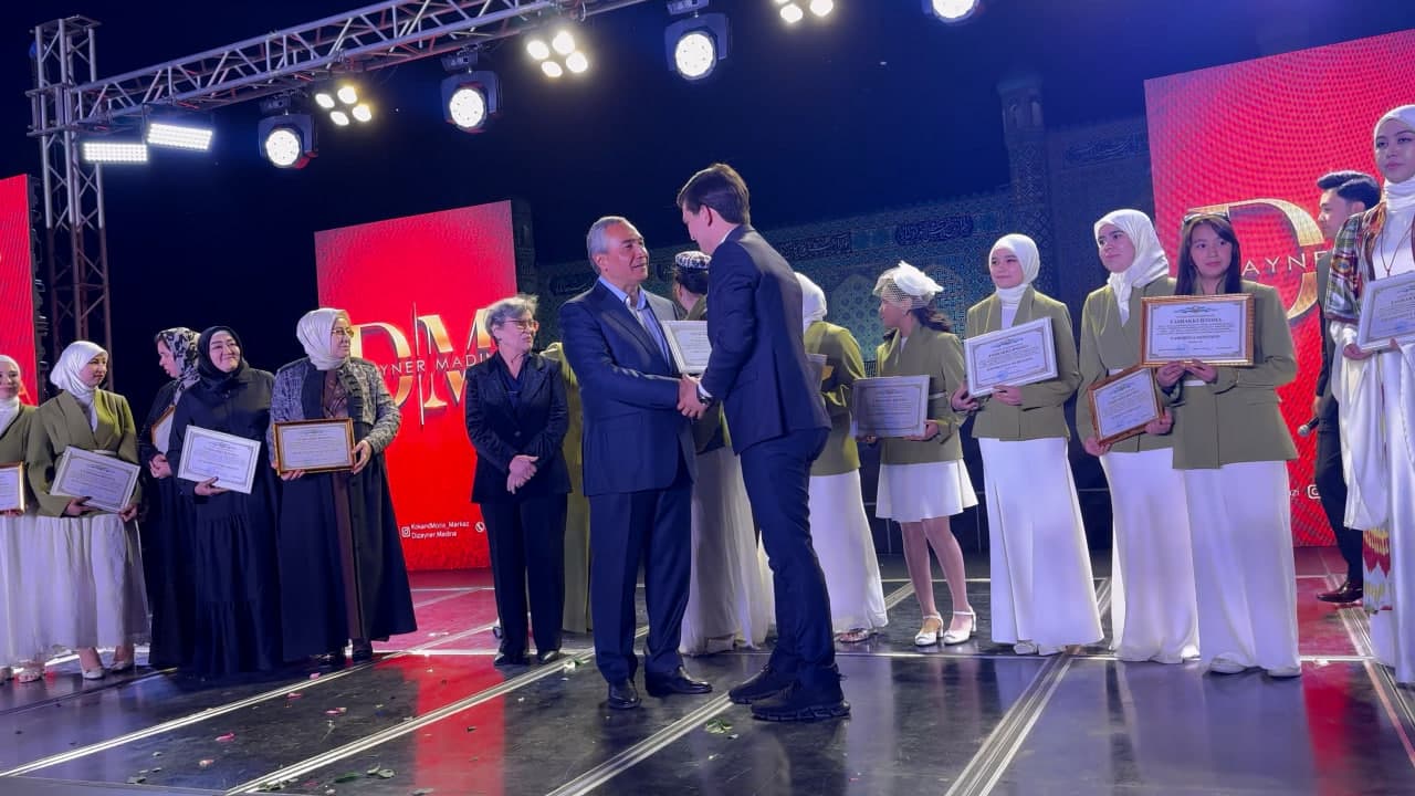 В Коканде состоялся показ мод национальной женской одежды.