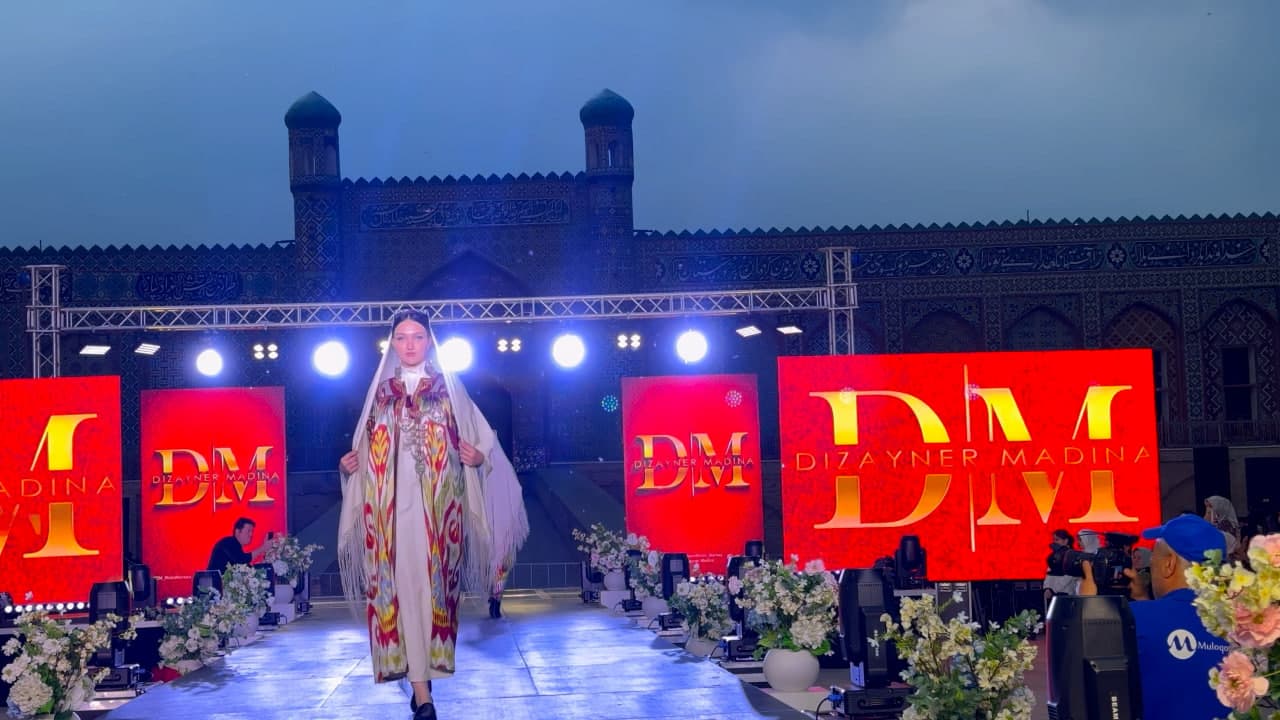 В Коканде состоялся показ мод национальной женской одежды.