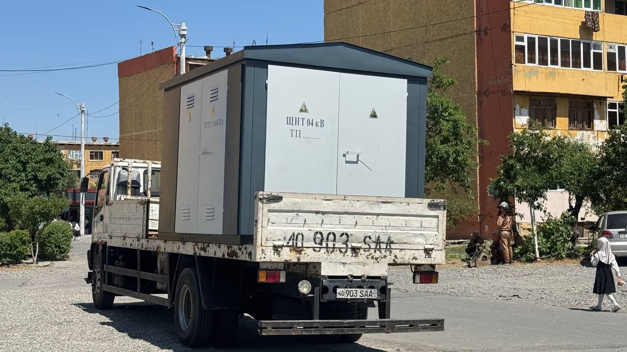 В городке Мукими города Коканд обновляются электрические сети и трансформаторы