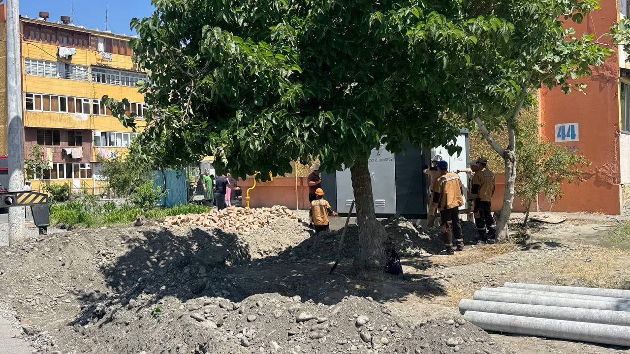 В городке Мукими города Коканд обновляются электрические сети и трансформаторы