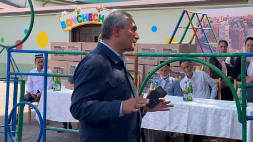 Қўқон шаҳар ҳокими Амир Темур кўчасида реновация дастурига тушган кўп қақатли уйларда истиқомат қилаётган фуқаролар билан мулоқот қилди