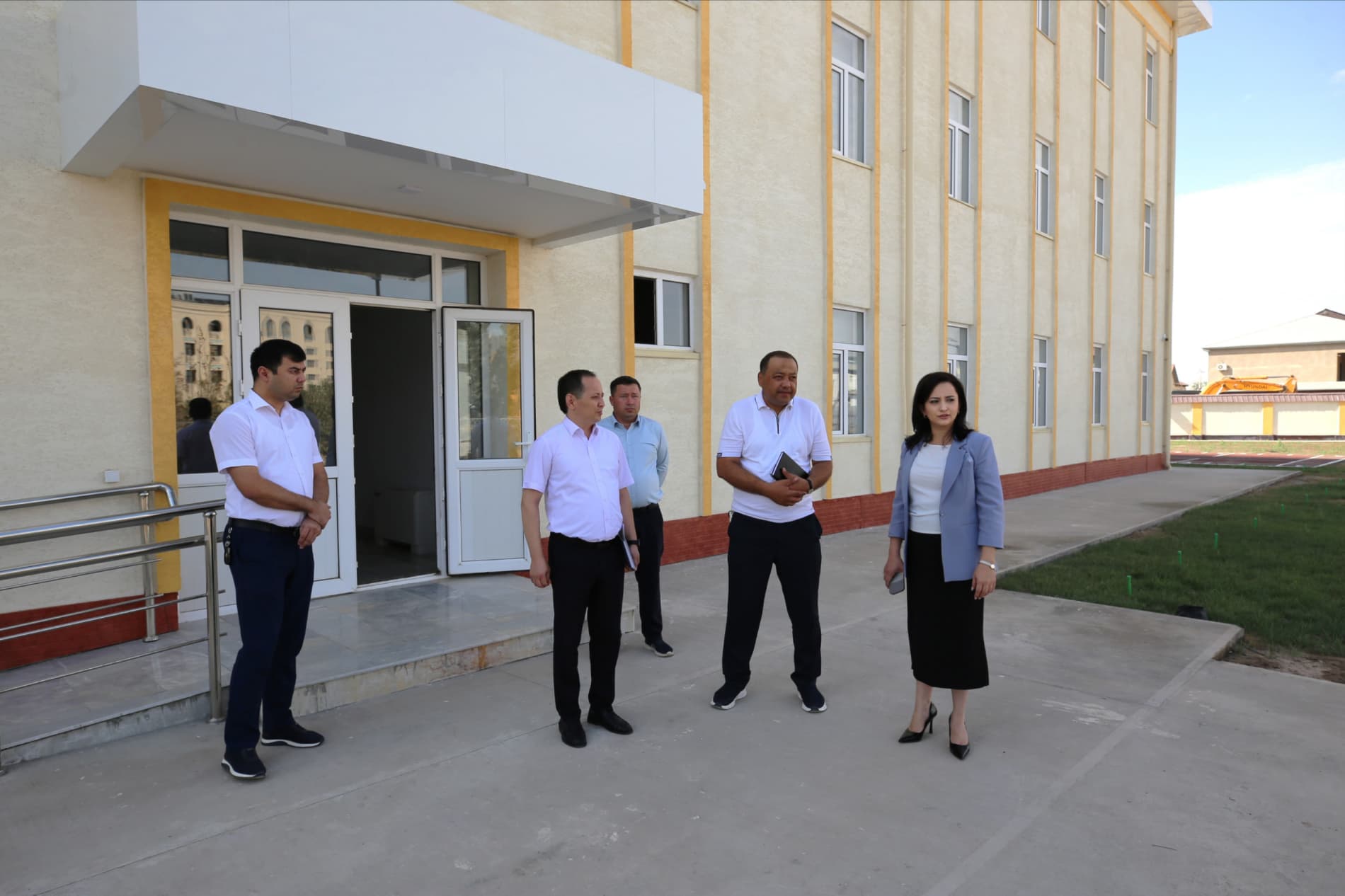XORAZMDA YANGI O‘QUV YILIGA TAYYORGARLIK JARAYONLARI O‘RGANILDI