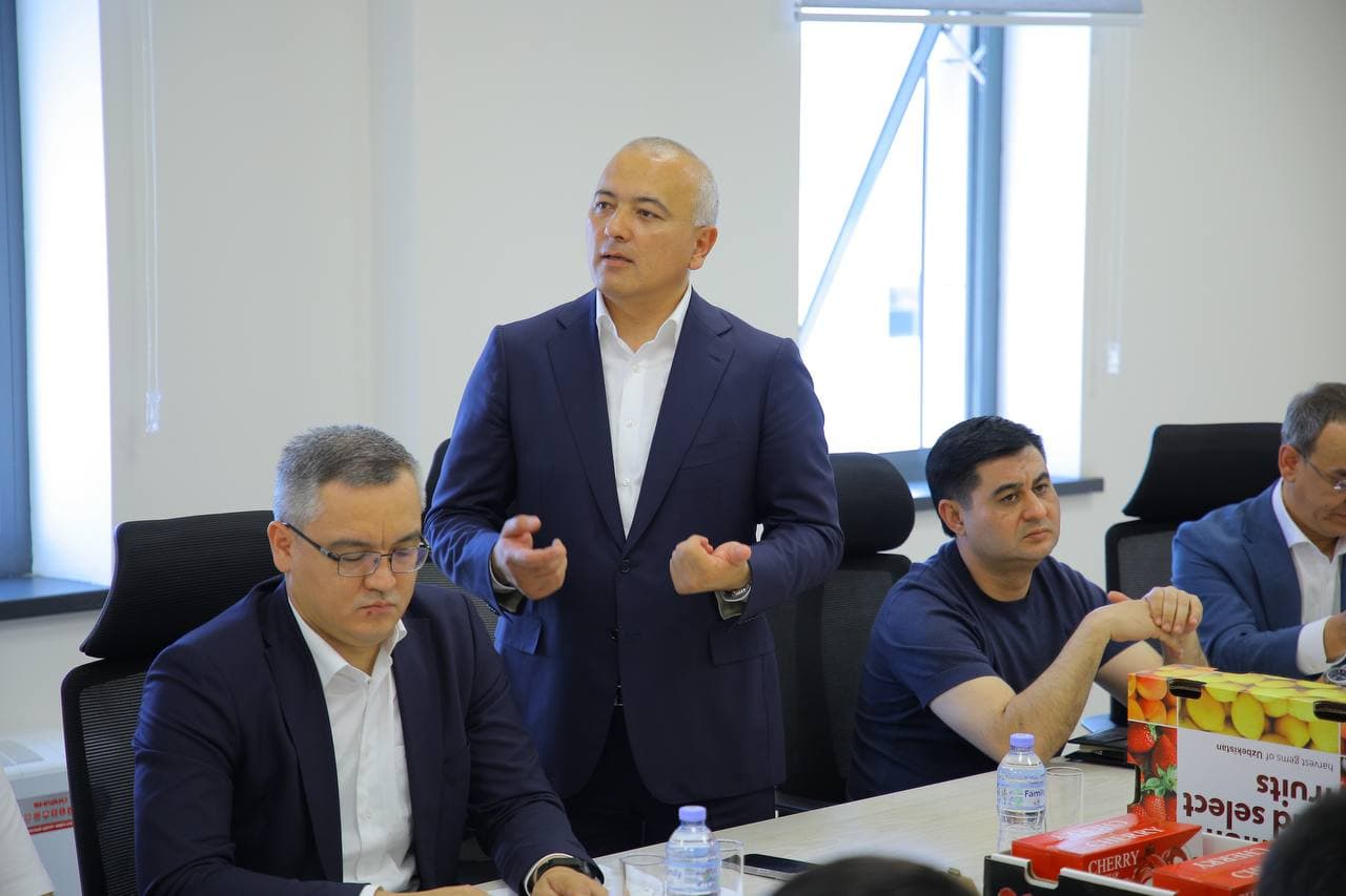 Ayni vaqtda «Uzbekistan Airports Cargo» MCHJning yangi terminalida tadbirkorlar ishtirokidagi muloqot boshlandi.