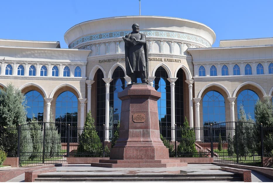 Абай — любимый поэт казахского и узбекского народов