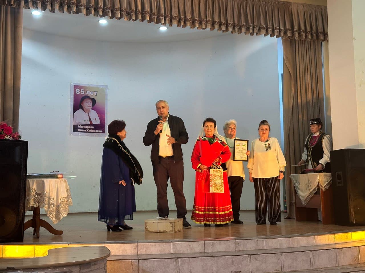 “Agidel” ansambli rahbari Emma Magiyarovaning 85 yoshga to‘lishi munosabati bilan tantanali tadbir dasturi tashkil etildi.