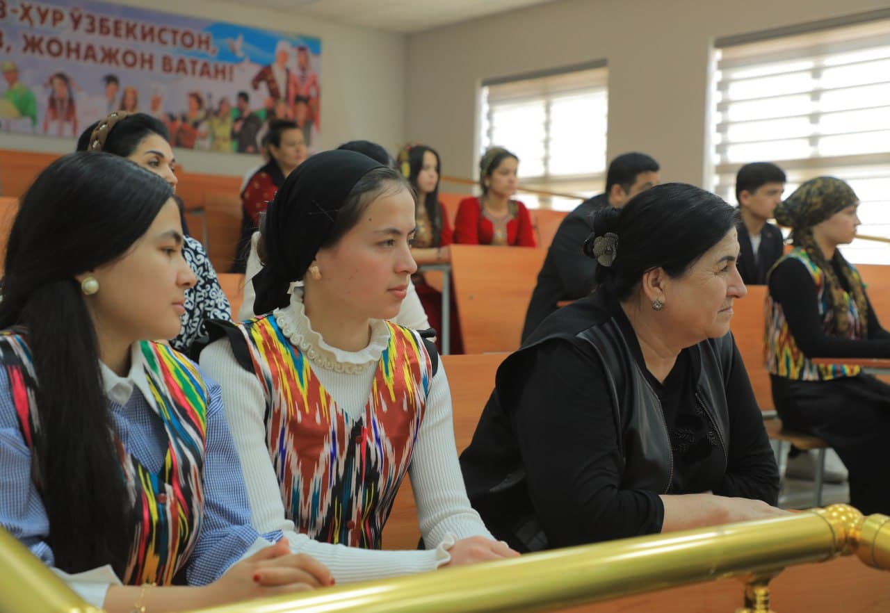Surxondaryo viloyatida milliy madaniy markazlar faoliyati muhokama qilindi