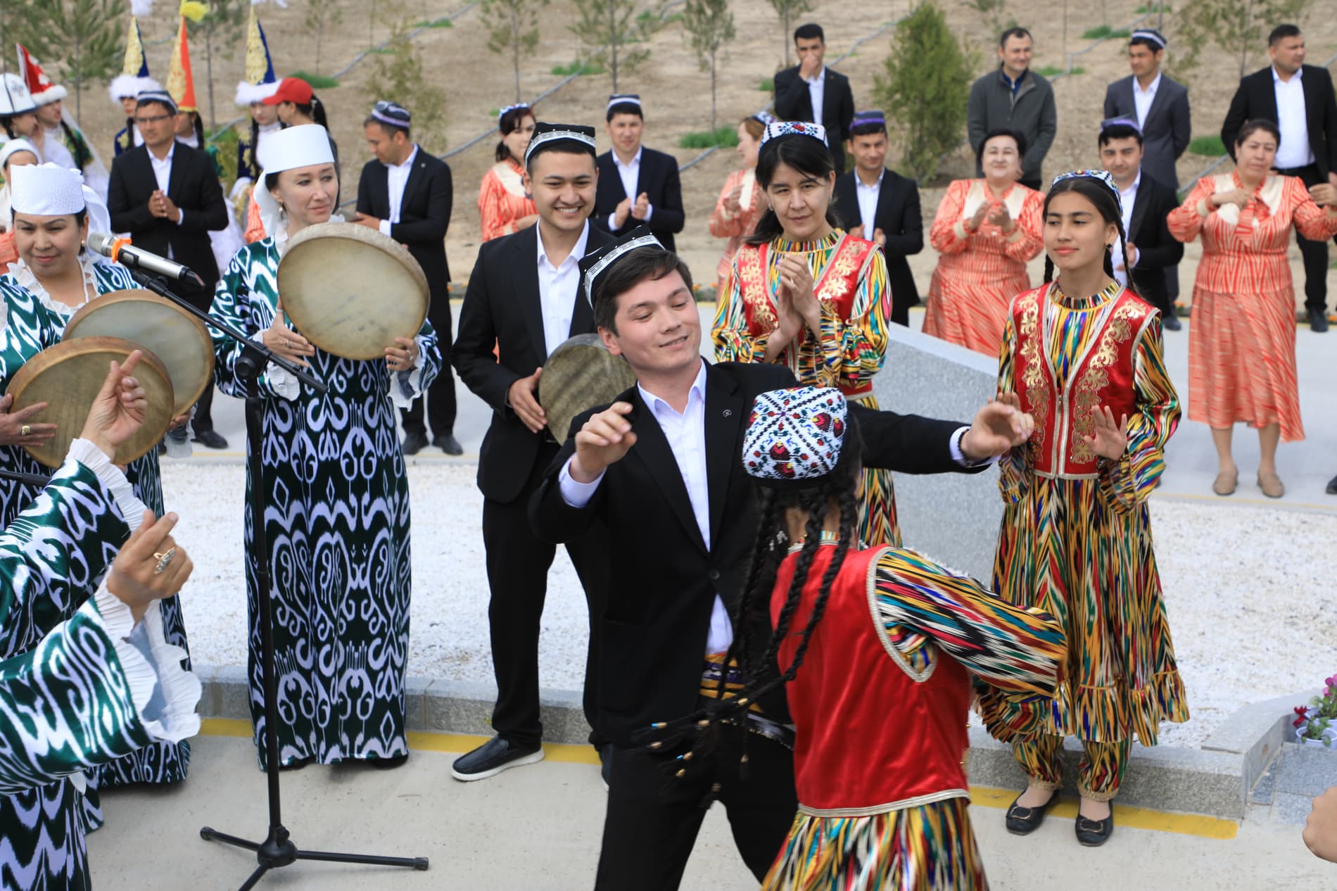 “Do‘stlik stelasi” poyiga gul qo‘yish marosimi o‘tkazildi