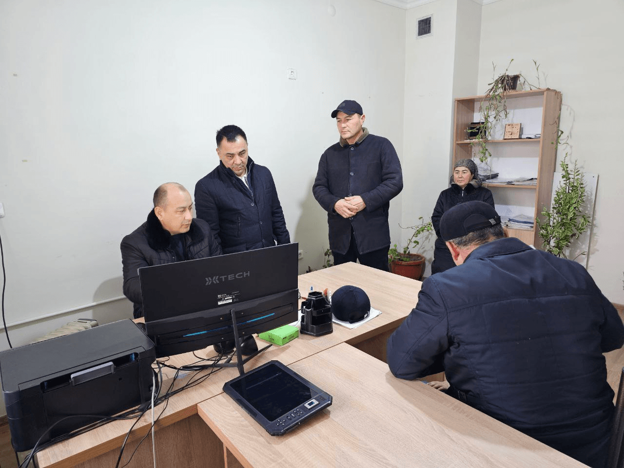 Sh.Khabibullayev aholini onlayn ro‘yxatdan o‘tkazish bo‘yicha amalga oshirilayotgan ishlar bilan tanishdi