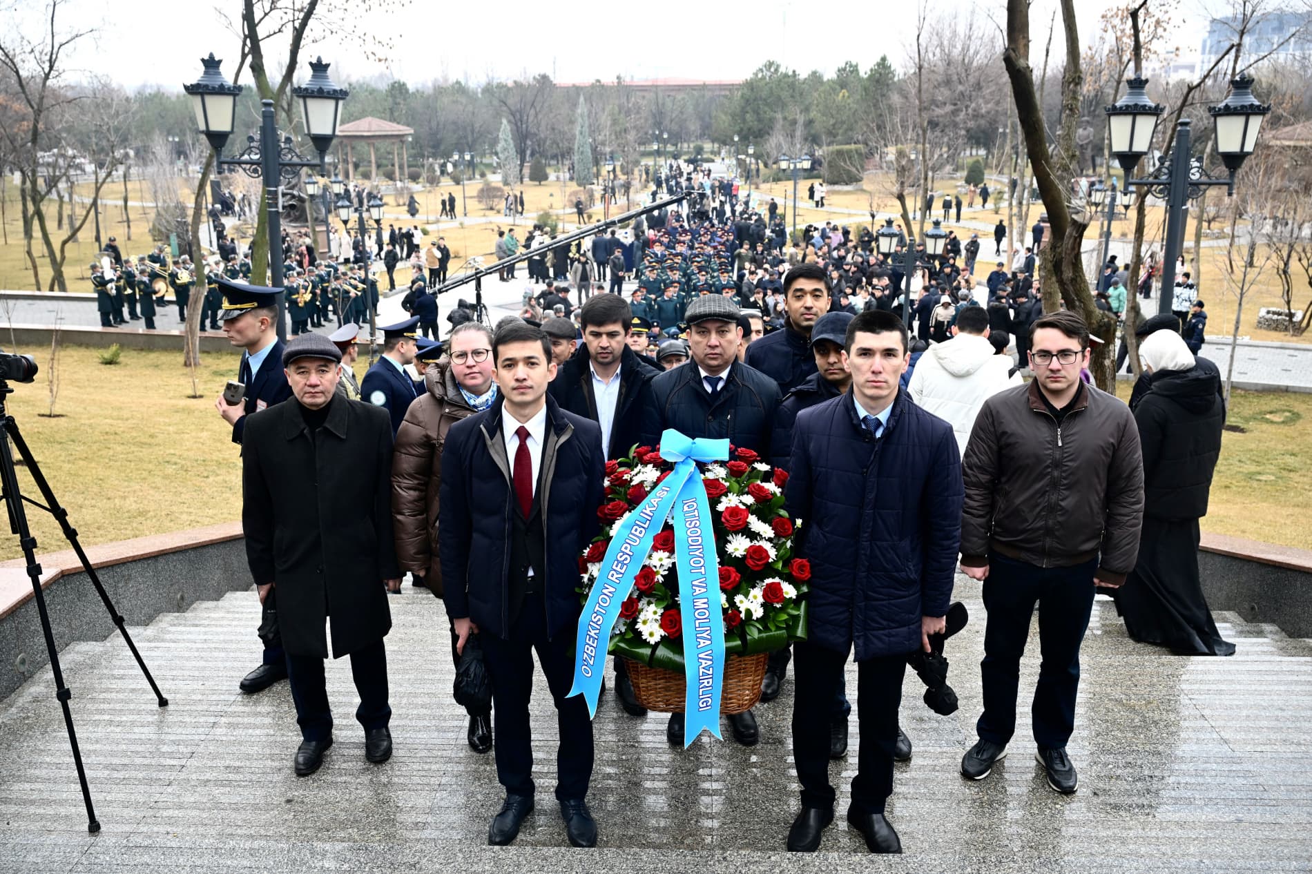 К памятнику Алишера Навои возложили цветы по случаю 584-летия со дня его рождения.