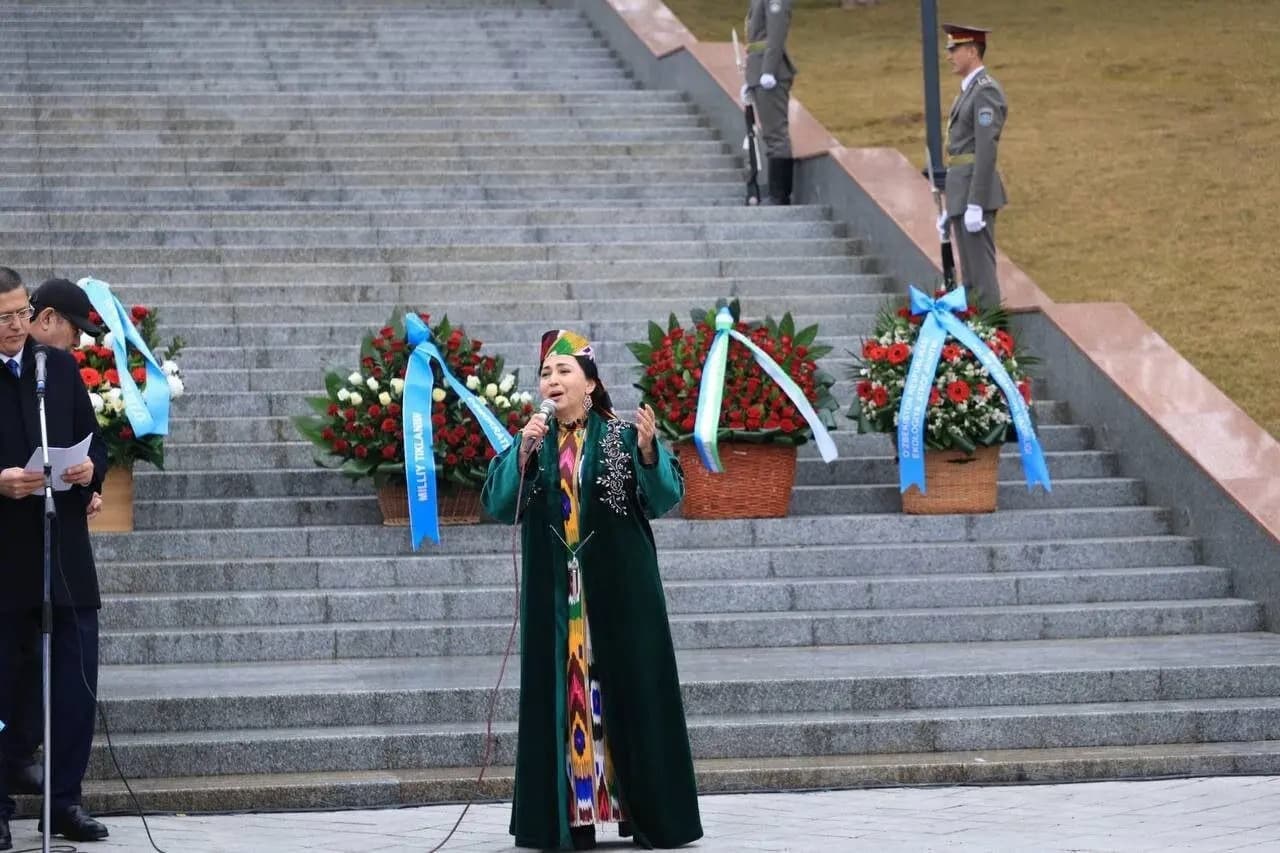 К памятнику Алишера Навои возложили цветы по случаю 584-летия со дня его рождения.