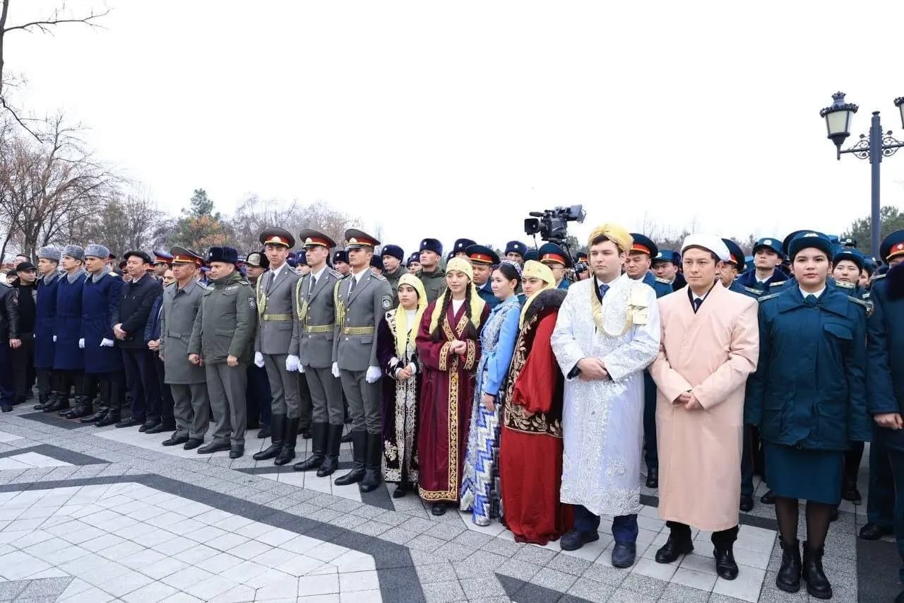 К памятнику Алишера Навои возложили цветы по случаю 584-летия со дня его рождения.