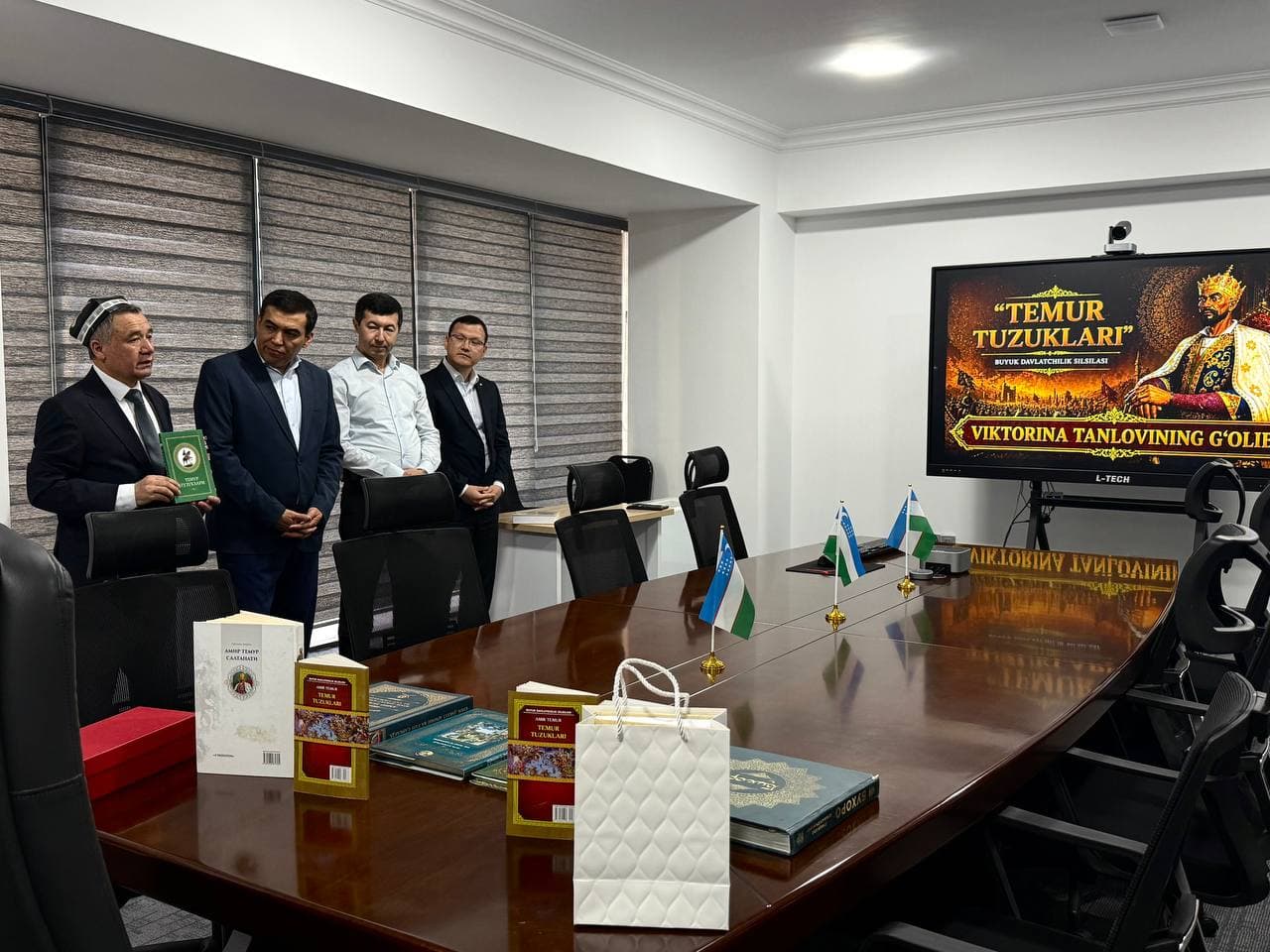 Состоялась церемония награждения победителя викторины по книге «Уложения Темура»
