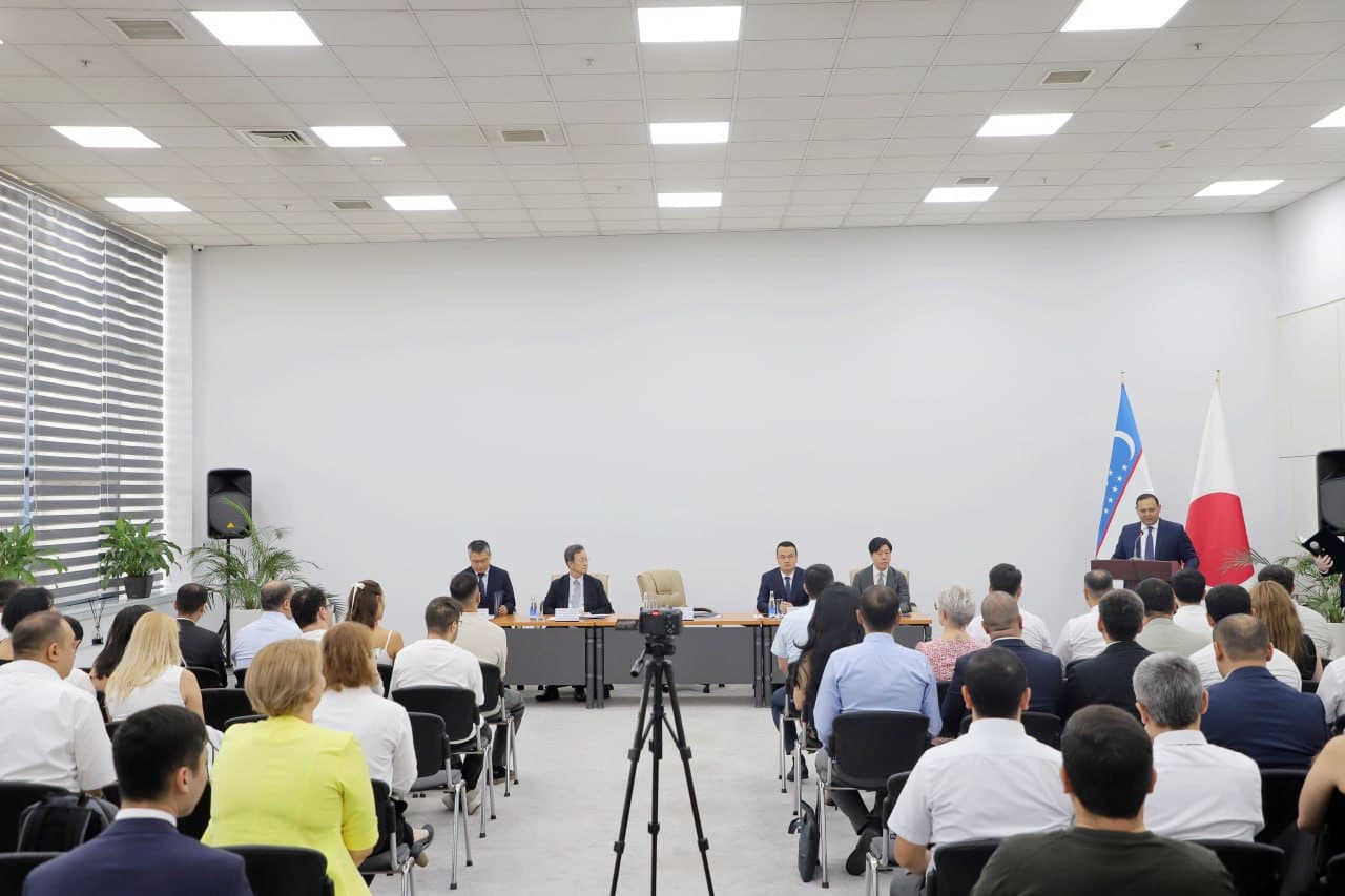 Глава МИПТ Лазиз Кудратов вручил сертификаты выпускникам Программы Профессионального Менеджмента