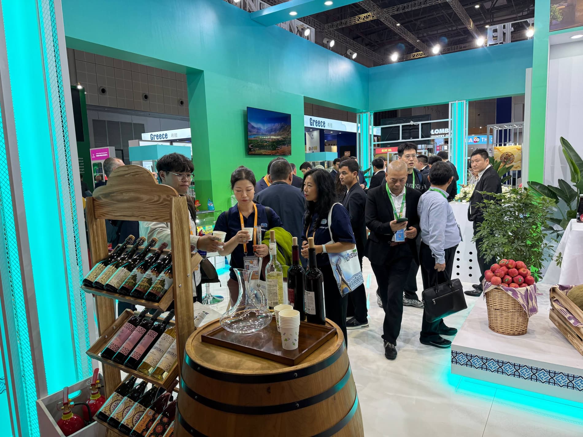 Узбекистан представил свой национальный павильон на 8-й Китайской международной выставке импорта (CIIE) в Шанхае